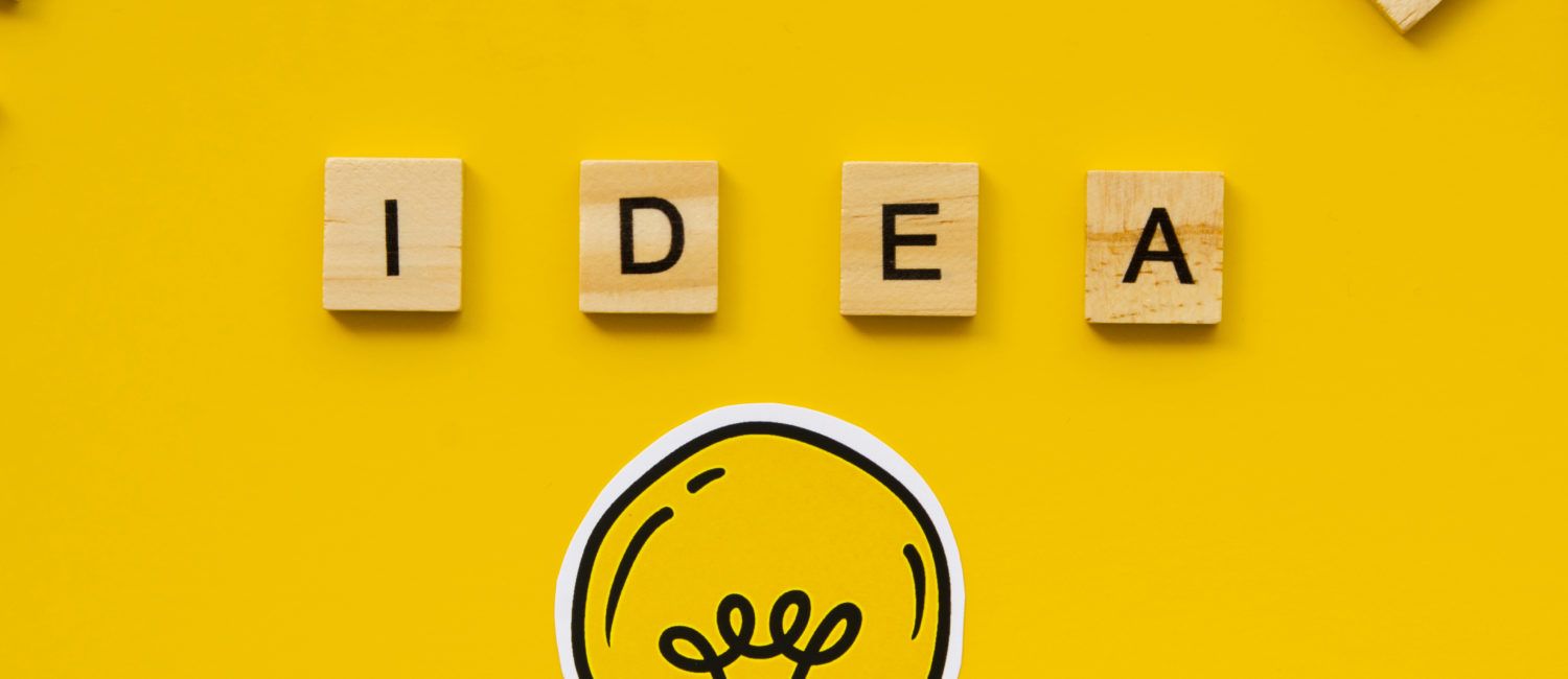Scrabble ułożone w słowo "idea"