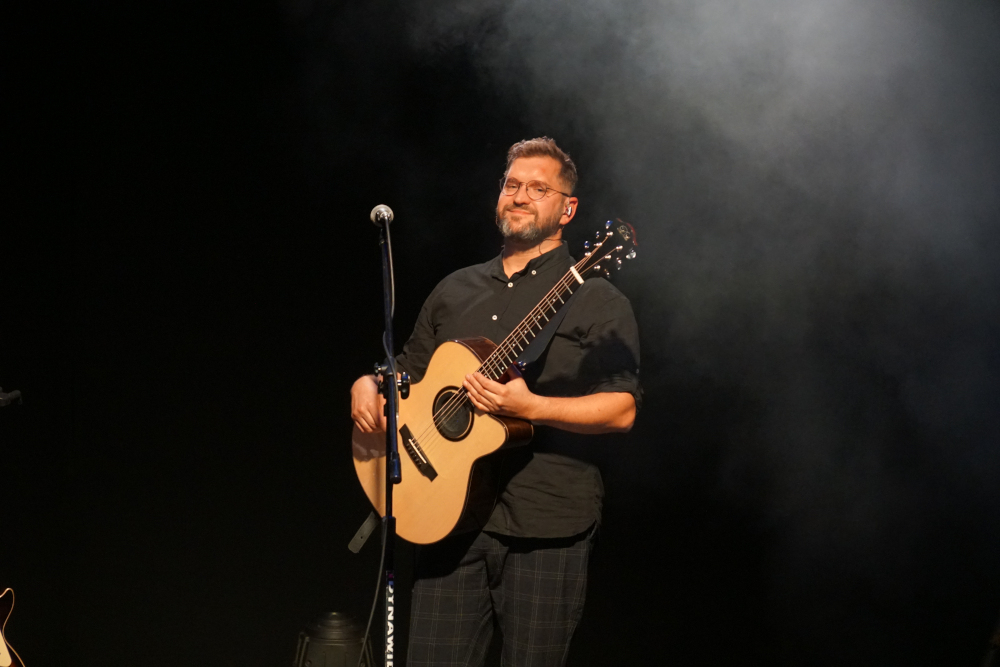 Mężczyzna z gitarą na scenie