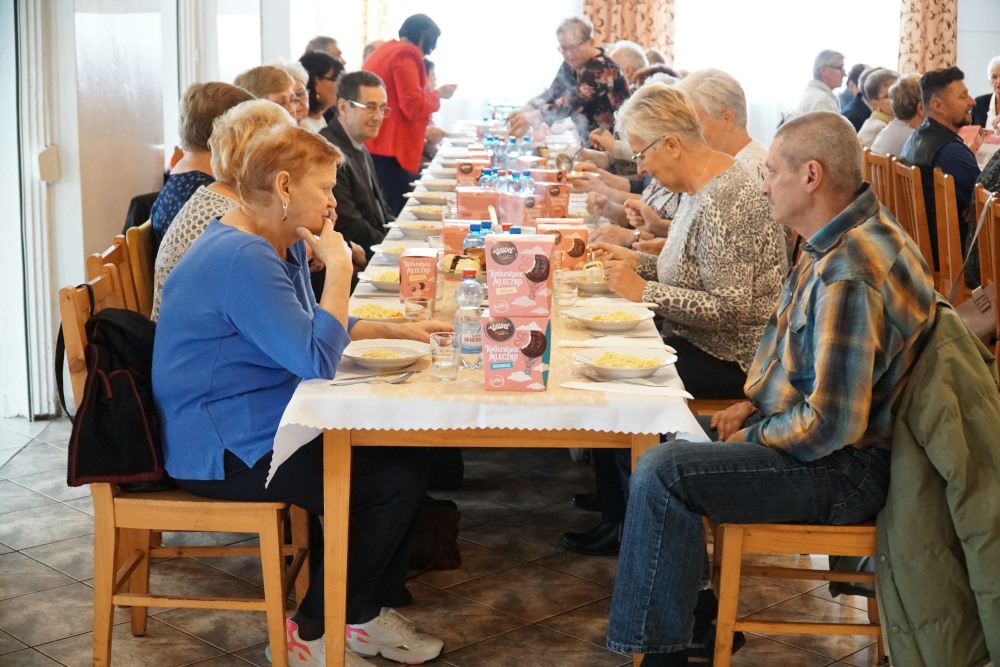 Grupa ludzi siedząca przy stole