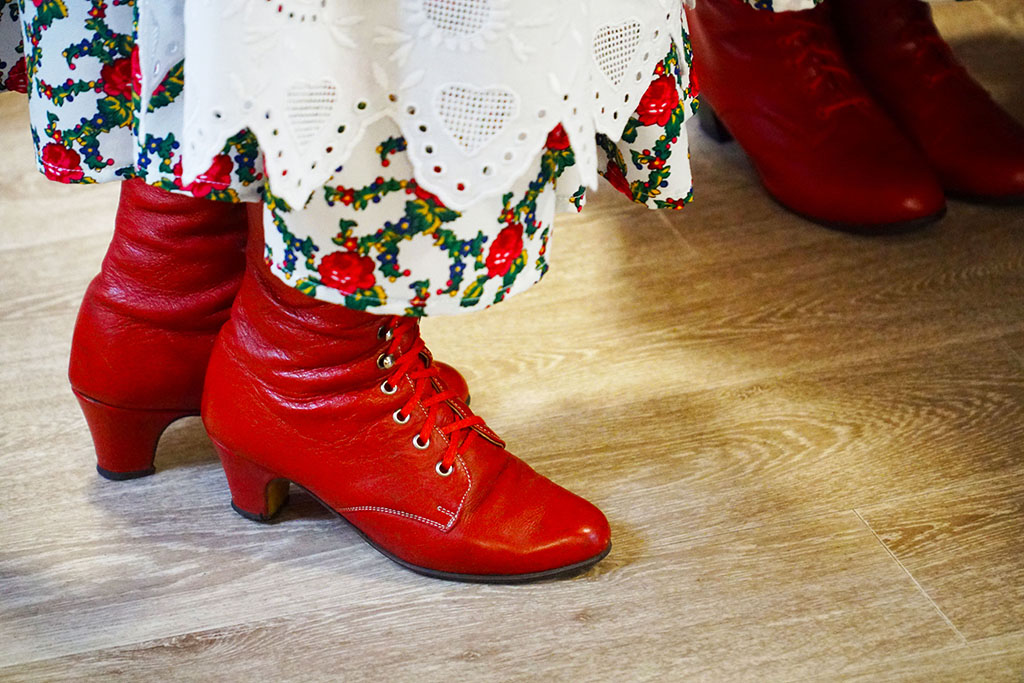 Czerwone buty kobiece od stroju krakowskiego