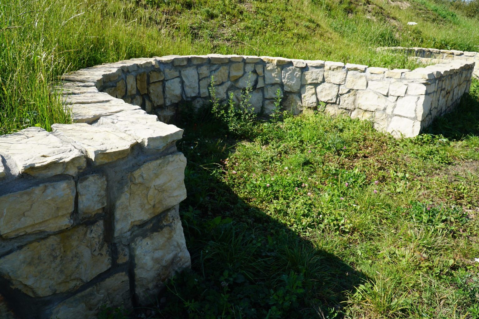 Kamienna ścianka oporowa nasypu