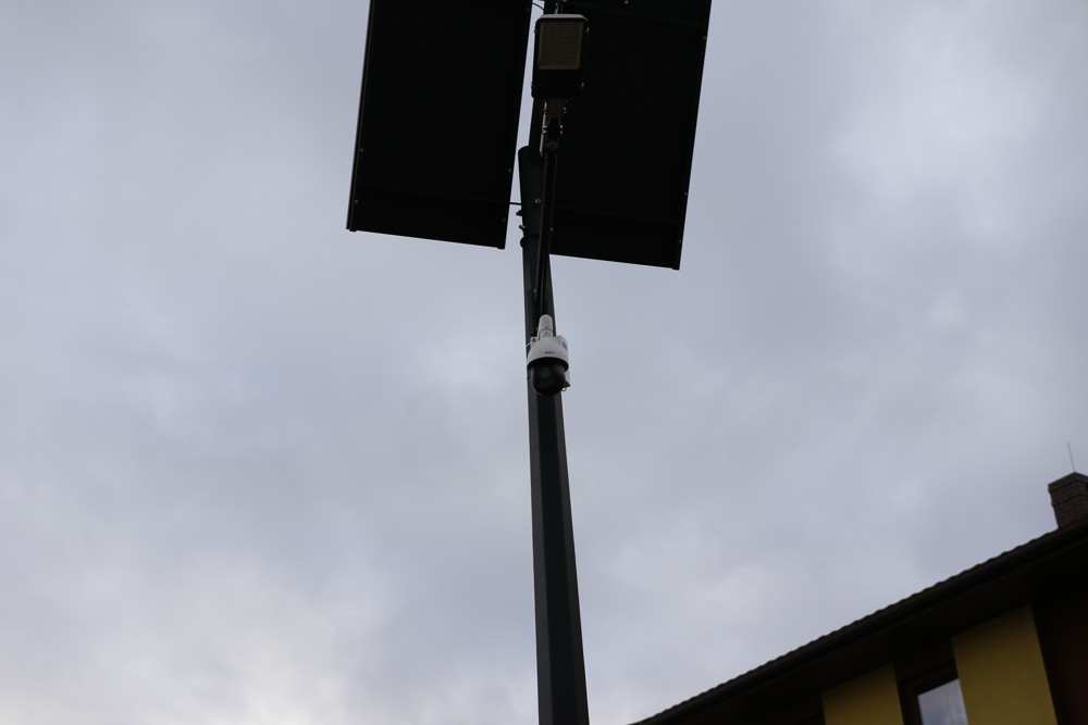 Panel solarny i kamera monitoringu