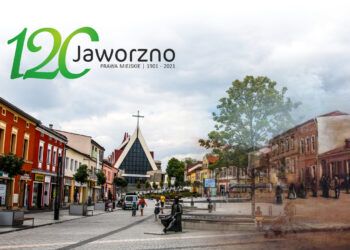 U góry logo 120 Jaworzno prawa miejskie 1901-2021, od prawej widok na obecny rynek, kamienice, na środku kościół i pomnik drwala pod jaworem, po lewej nałożone stare zdjęcie miasta
