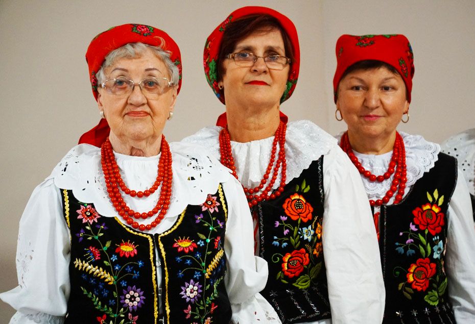 Grupa kobiet w strojach krakowskich