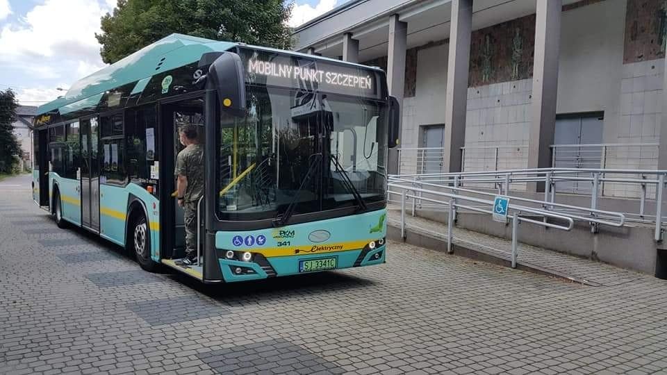 Autobus w którym odbywać się będą szczepienia przeciwko COVID 19