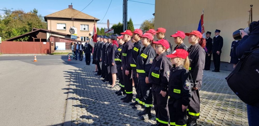 Grupa strażaków stojąca w szeregu