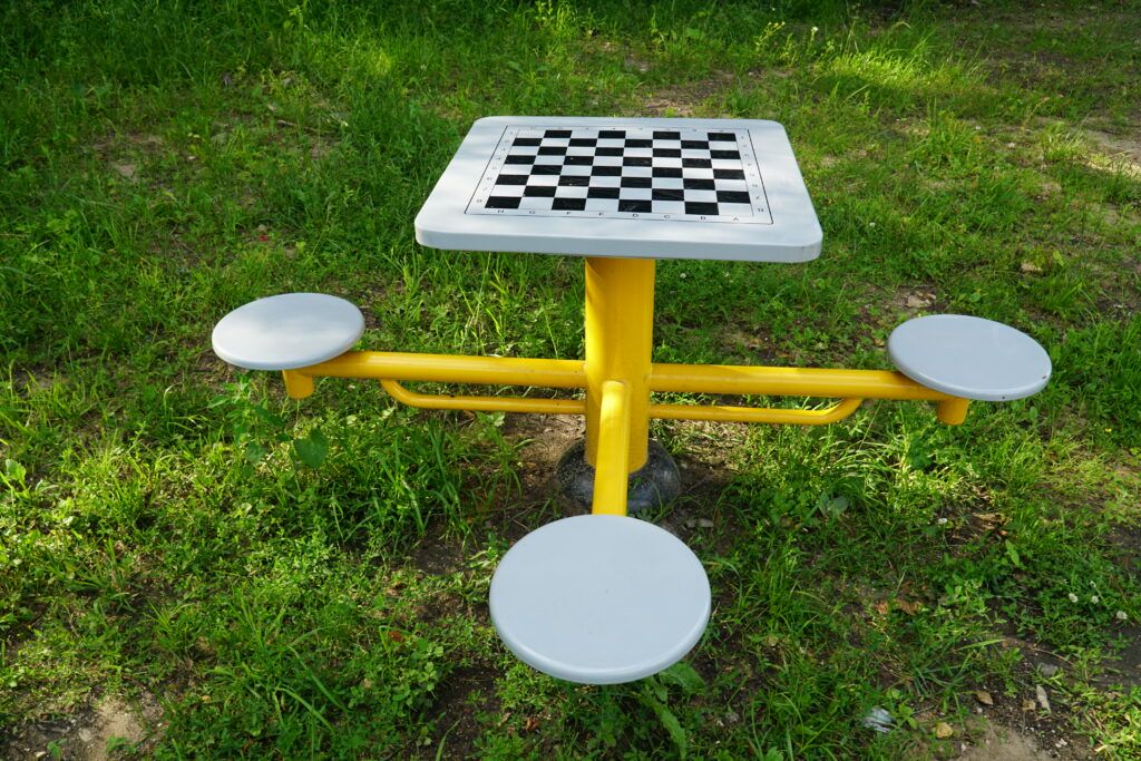 Metalowy stół zewnętrzny do gry w szachy