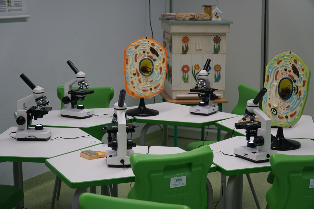 Mikroskopy na szkolnych ławkach