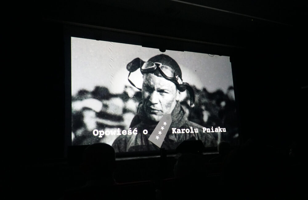 Kadr z czarno-białego filmu, na zdjęciu pilot