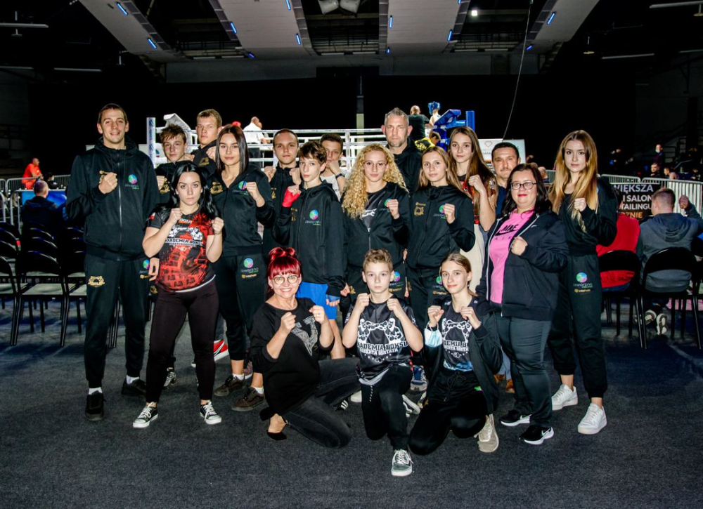 Grupa młodzieży - bokserów pozująca do zdjęcia