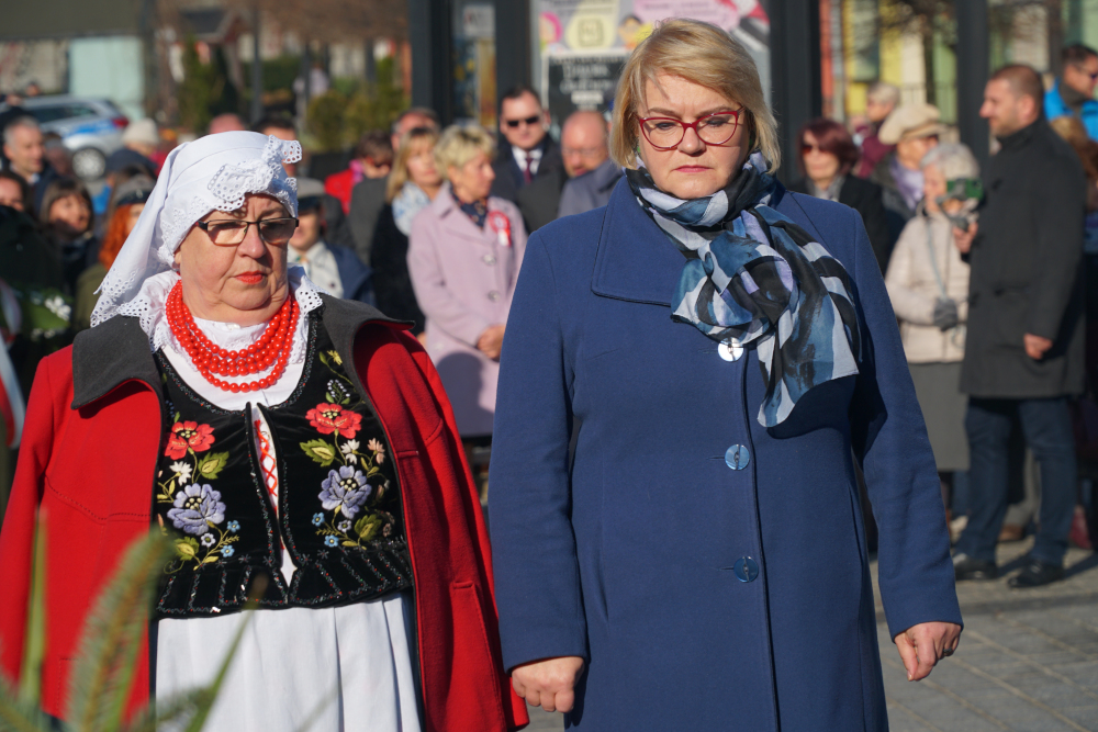 Dwie kobiety, jedna z nich w stroju krakowskim