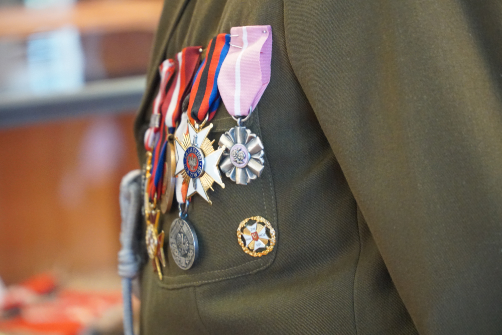 Medale przypięte do munduru wojskowego