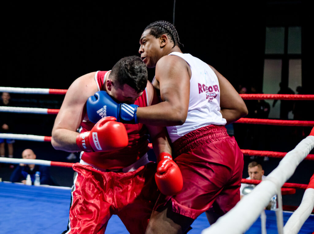 Dwóch zawodników podczas walki bokserskiej na ringu