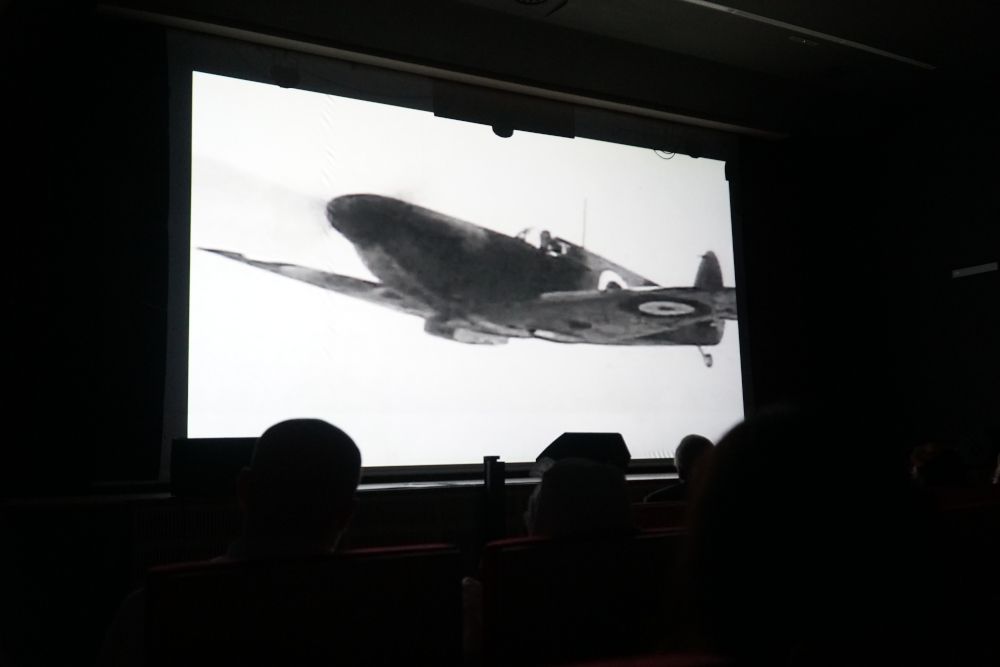 Kadr z czarno-białego filmu, na zdjęciu samolot