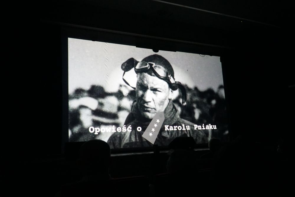 Kadr z czarno-białego filmu, na zdjęciu pilot