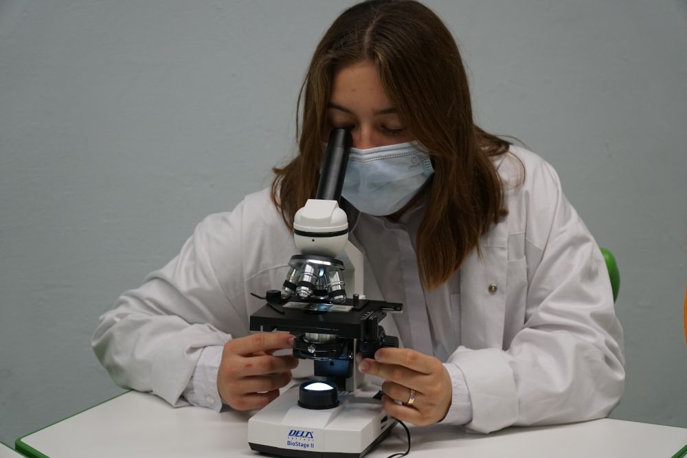 Dziewczynka patrząca w mikroskop
