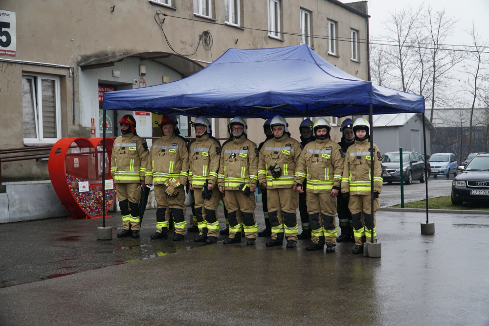 Grupa strażaków w mundurach