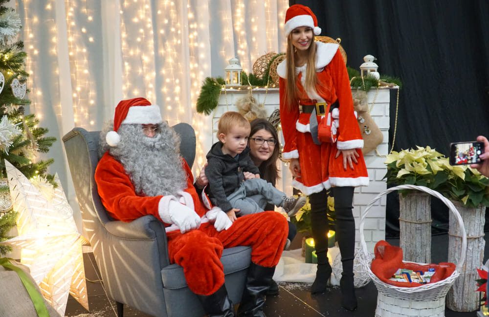 Mały chłopiec z mamą, Świętym Mikołajem i Panią Mikołajową
