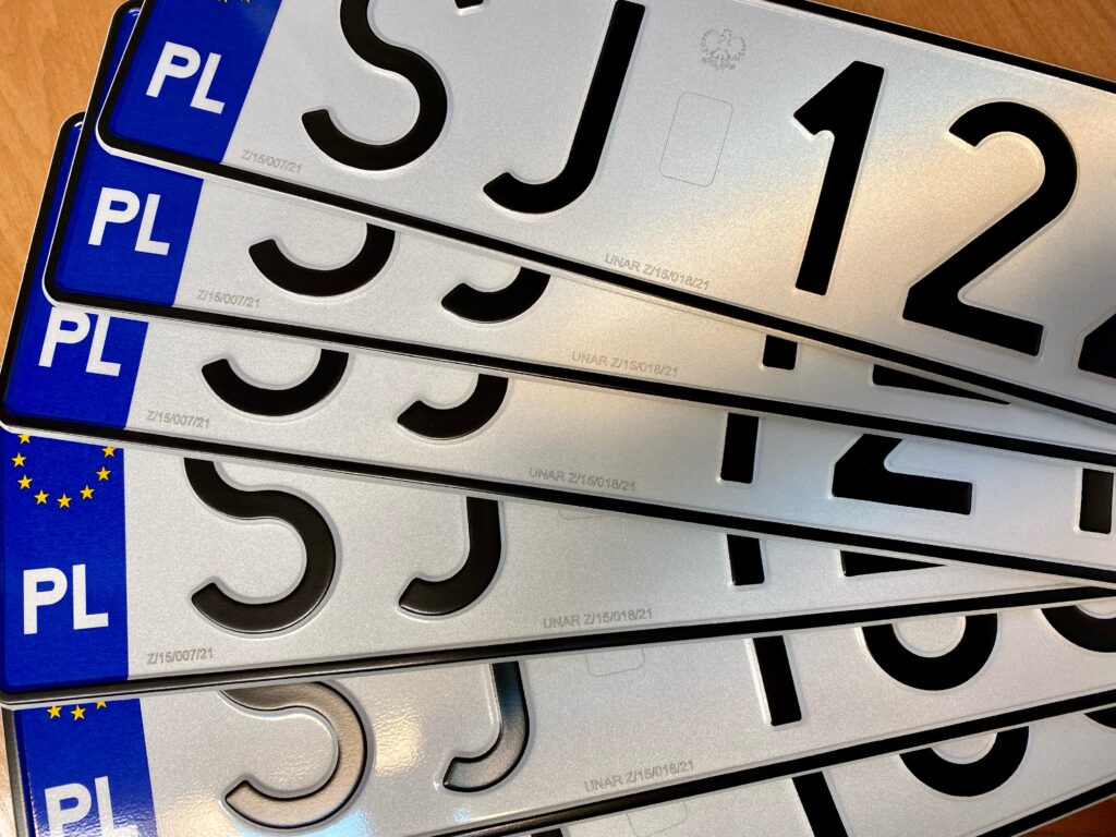 Kilka tablic rejestracyjnych ułożonych na stole