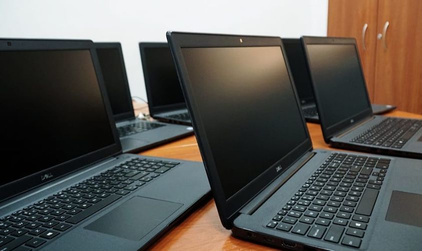 Kilka laptopów ustawionych na biurku