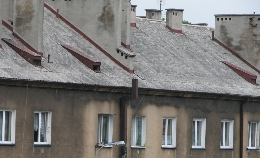 Widok dachu z pokryciem azbestowym