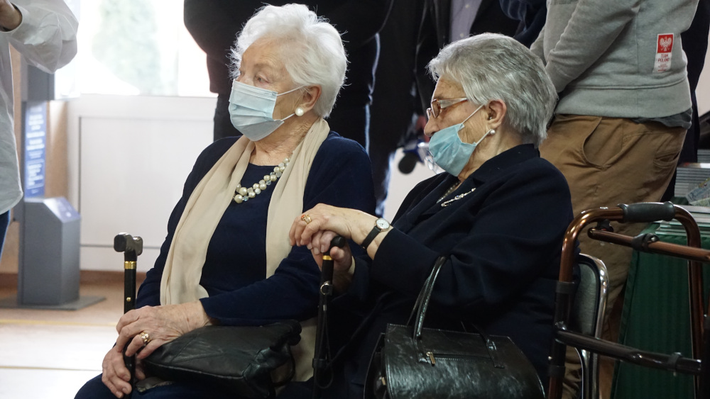 Siedzące, starsze kobiety