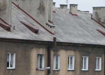 Widok dachu z pokryciem azbestowym