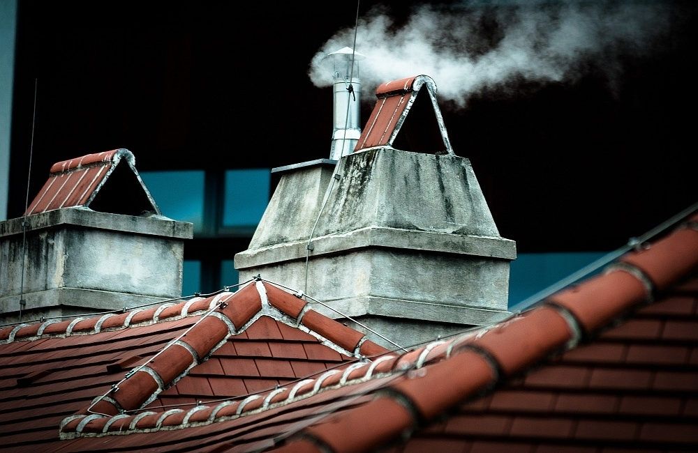 Dach z dymiącym kominem