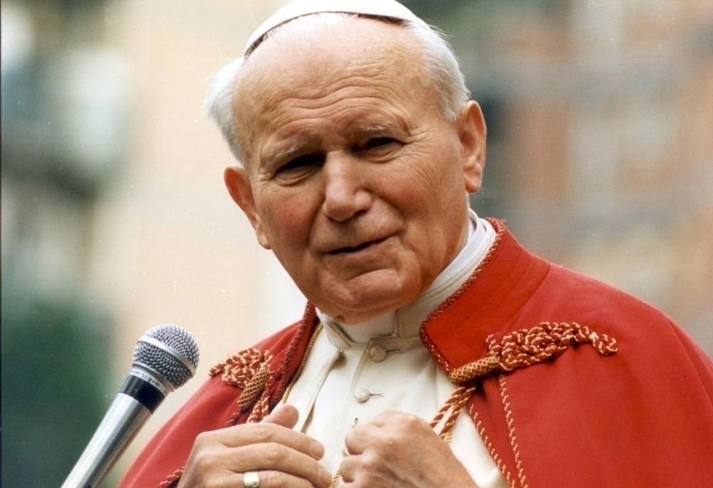 Papież Jan Paweł II przemawiający do mikrofonu