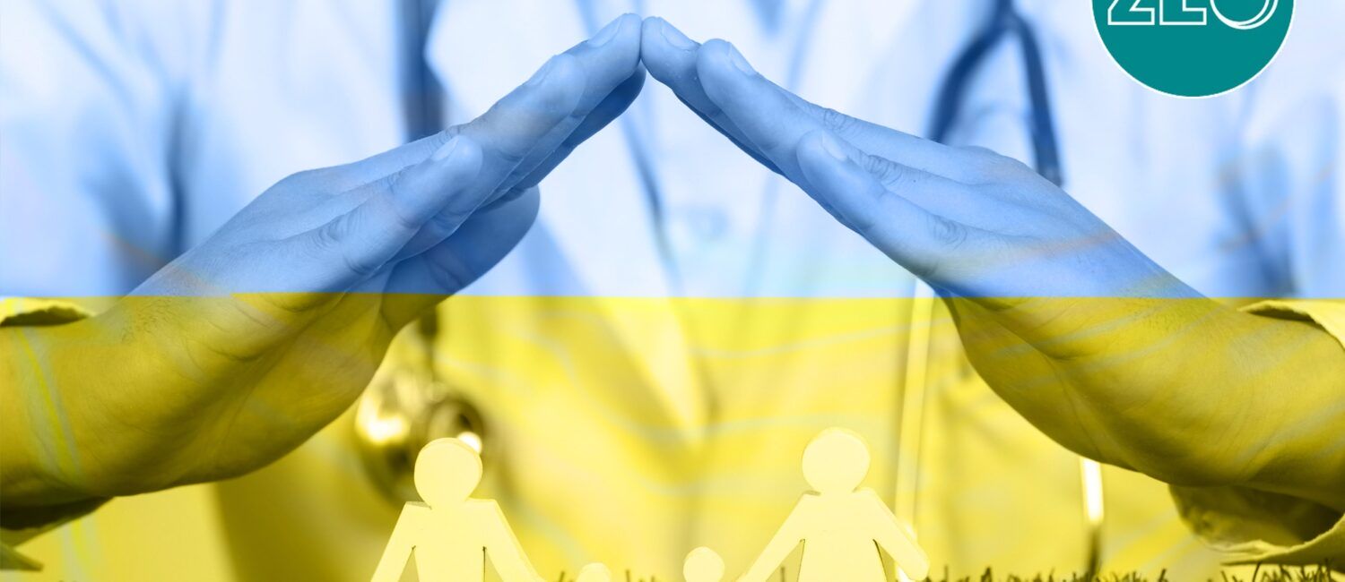 Dłonie lekarza złożone nad rodziną w kolorach flago Ukrainy - niebiesko-żółtej