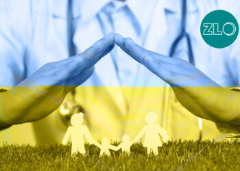 Dłonie lekarza złożone nad rodziną w kolorach flago Ukrainy - niebiesko-żółtej