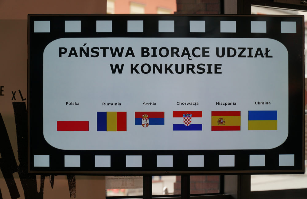 Ekran telewizora z flagami Polski, Rumunii, Serbii, Chorwacji, Hiszpanii i Ukrainy
