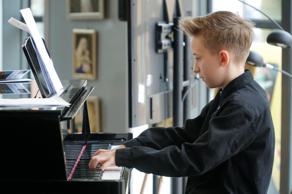 Chłopiec grający na fortepianie