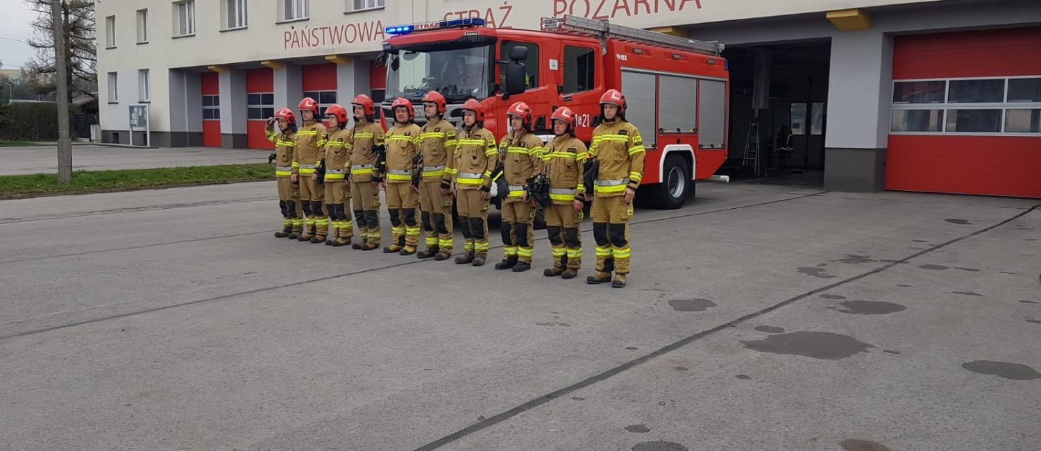 Strażacy stojący przed Komendą Państwowej Straży Pożarnej w Jaworznie