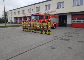Strażacy stojący przed Komendą Państwowej Straży Pożarnej w Jaworznie