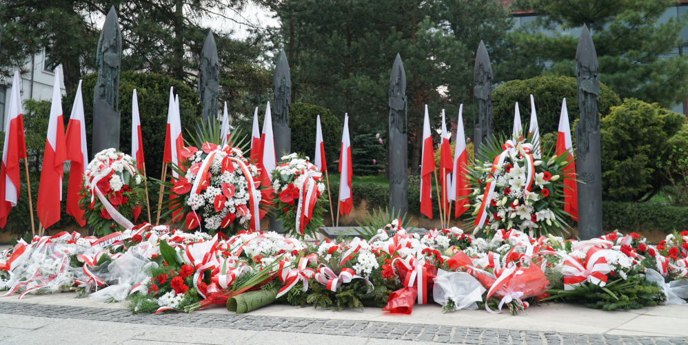Kwiaty pod Pomnikiem Niepodległości