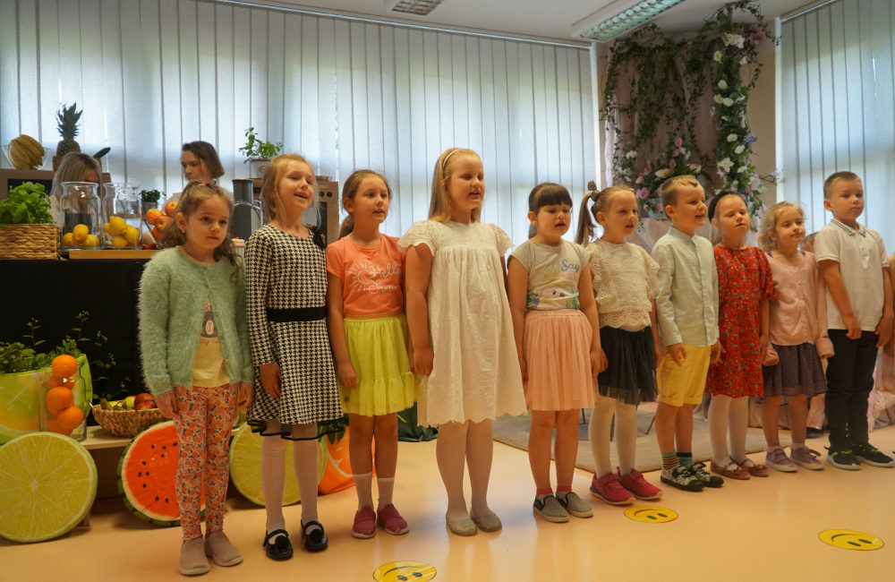 Grupa śpiewających dzieci