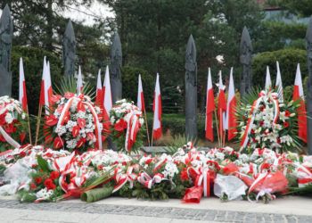 Kwiaty pod Pomnikiem Niepodległości