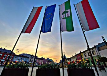 Widok na miejski rynek. na pierwszym planie flagi Polski, Unii Europejskiej i Jaworzna