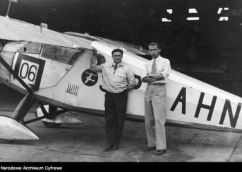 Dwóch mężczyzn stojących przed samolotem - zdjęcie czarno-białe