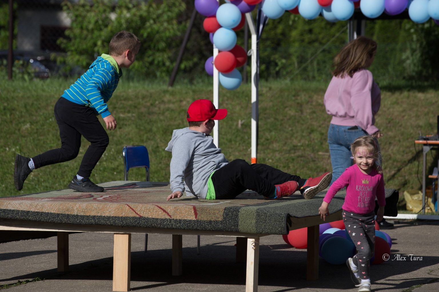 Dzieci podczas zabawy na boisku