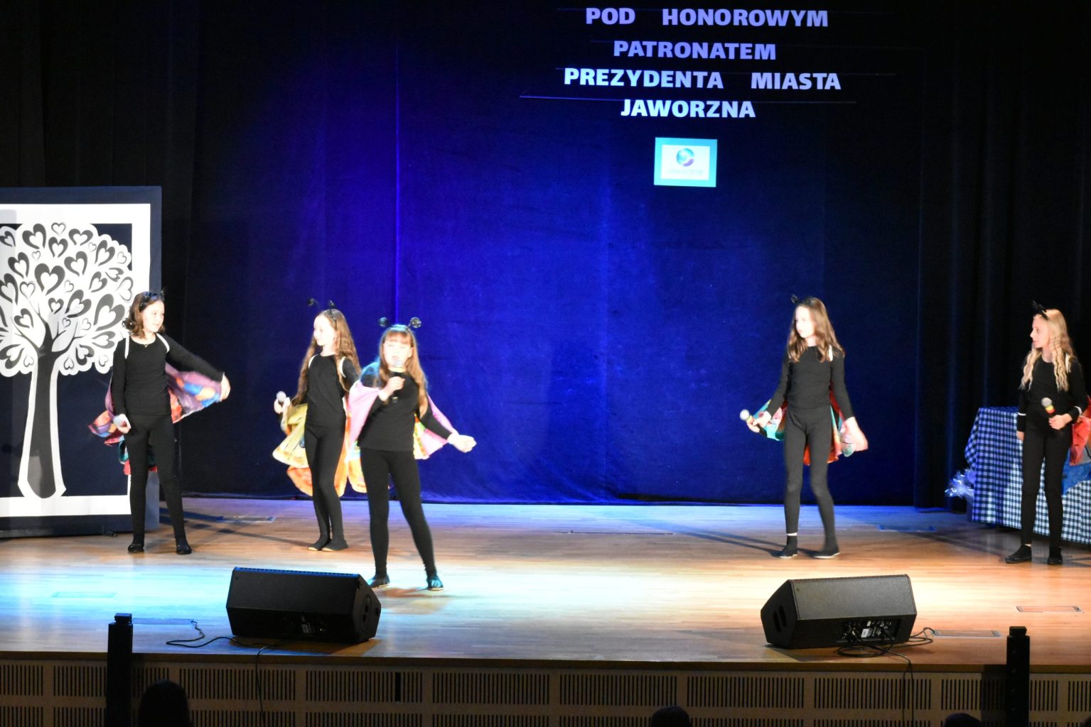 Grupa dzieci występująca na scenie