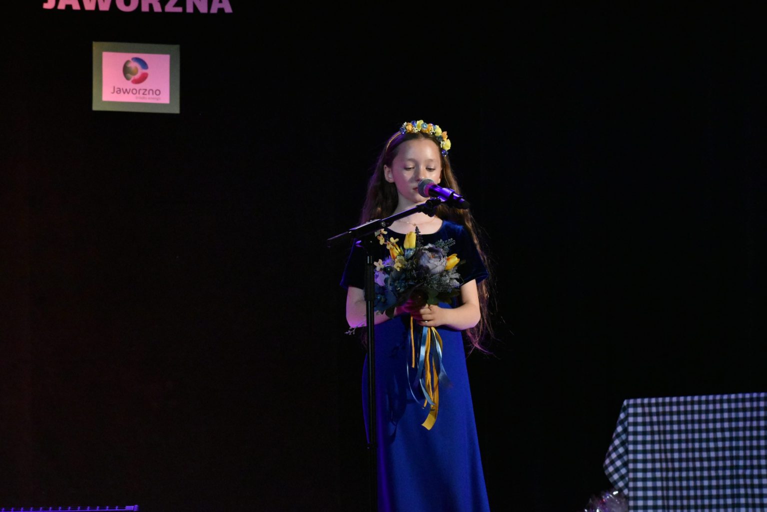 Dziewczynka występująca na scenie