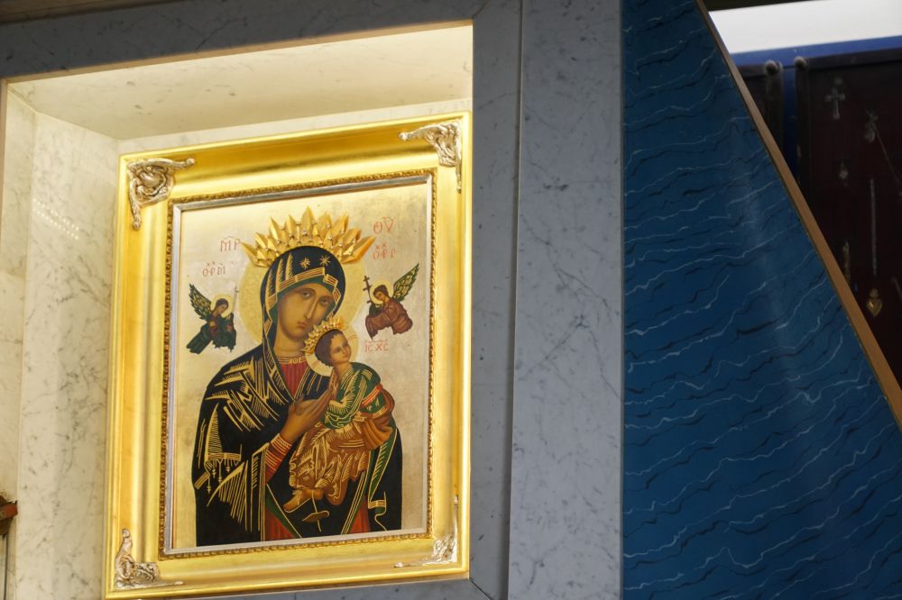 Obraz w ramie przedstawiający Matkę Boską z dzieciątkiem