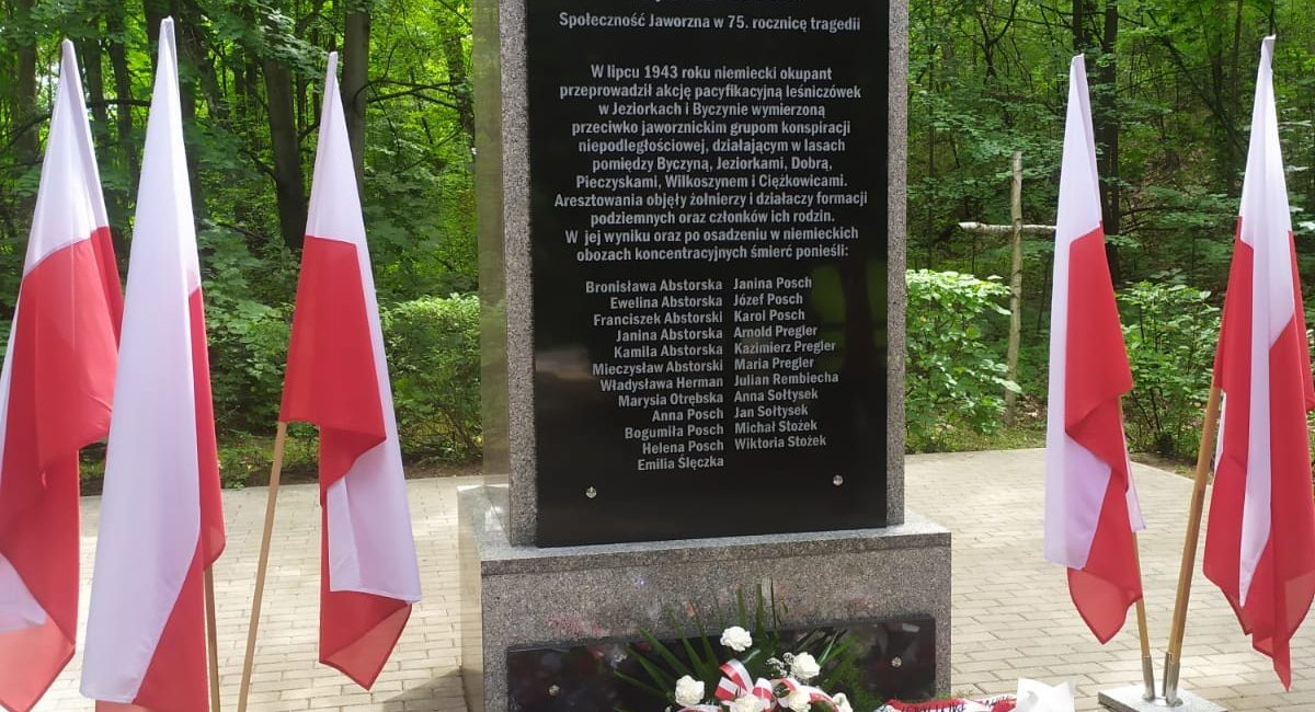 Pomnik z biało - czerwonymi kwiatami