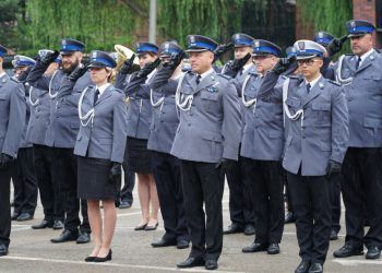 Grupa salutujących policjantów