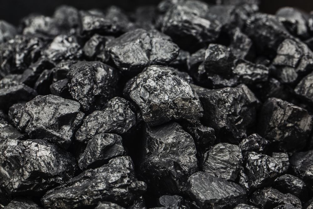 Czarne bryłki węgla