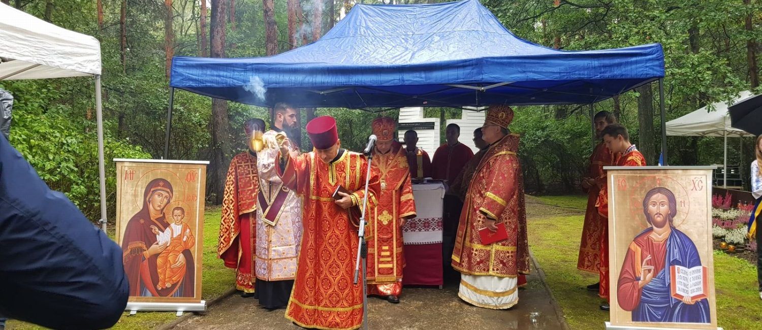 Grupa osób odświętnie ubranych podczas mszy świętej