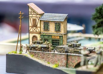 Makieta wjeżdżających do miasteczka czołgów