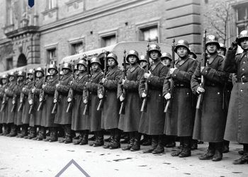 Czarno-białe zdjęcie przedstawiające kompanię policji w latach 1936-1939
